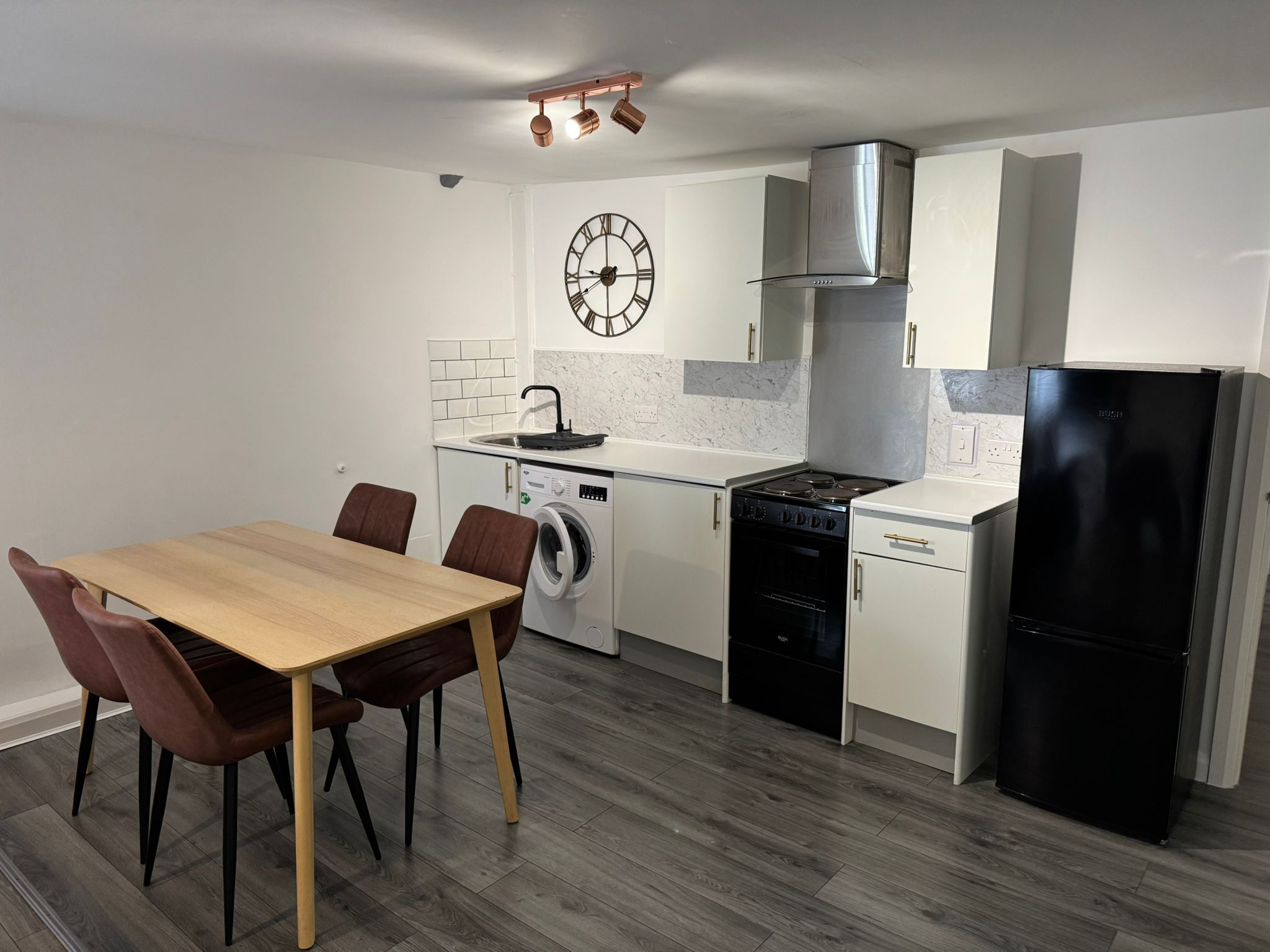 Kitchen & Dining
